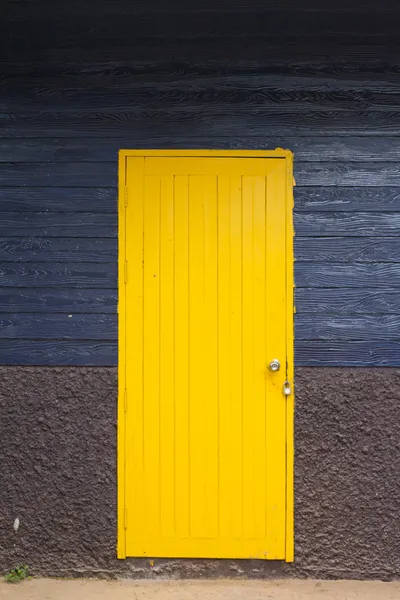 Porta amarela, parede azul — Fotografia de Stock