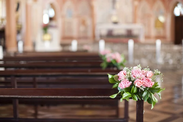 Vacker blomma bröllop dekoration i en kyrka — Stockfoto