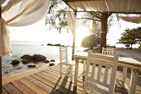 Weiße Stühle und Tisch auf einem Balkon mit schönem Blick aufs Meer — Stockfoto