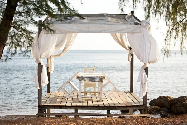 Weiße Stühle und Tisch auf einem Balkon mit schönem Blick aufs Meer — Stockfoto