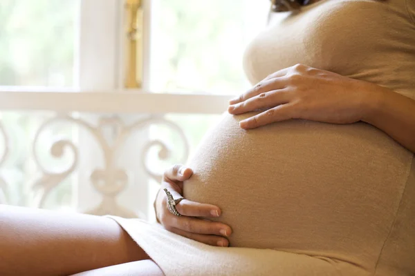 Képek a terhes nőről, amint megérinti a hasát. — Stock Fotó
