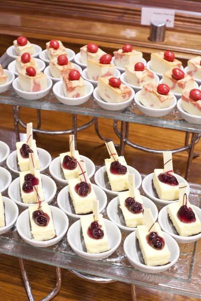 Dulces postres de bayas esperando a los huéspedes restaurantes —  Fotos de Stock