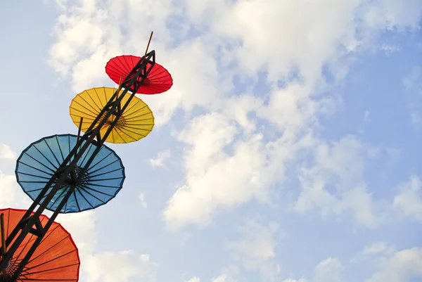 Kleurrijke paraplu op blauwe hemel — Stockfoto