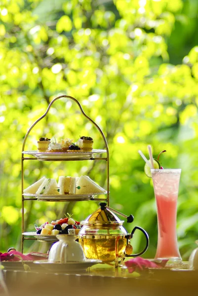 English tea setting with fruit juice and bread — Stock Photo, Image