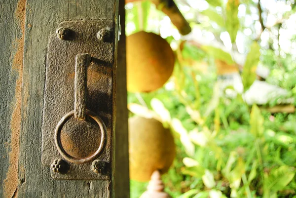 Sebuah pintu kayu tua dengan gagang logam — Stok Foto