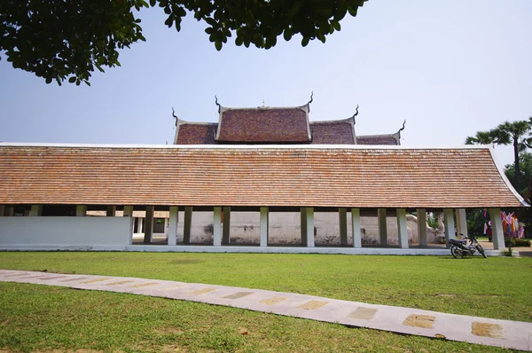 Красивая крыша храма на голубом фоне неба с зеленым — стоковое фото