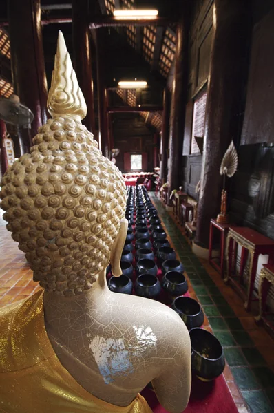 Detrás de buddha y el tazón de limosna de la estatua de buddha — Foto de Stock