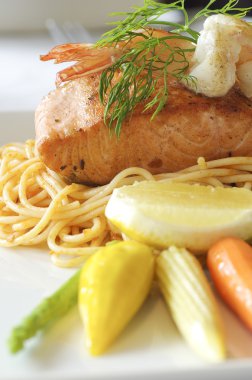 Spagetti restoranında yemek üzerine somon steak