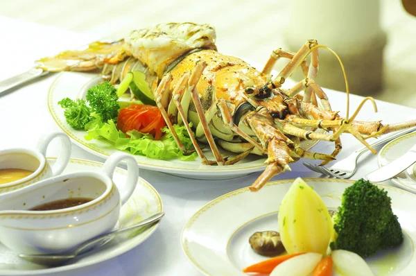 Comida de lagosta na mesa de jantar no restaurante — Fotografia de Stock