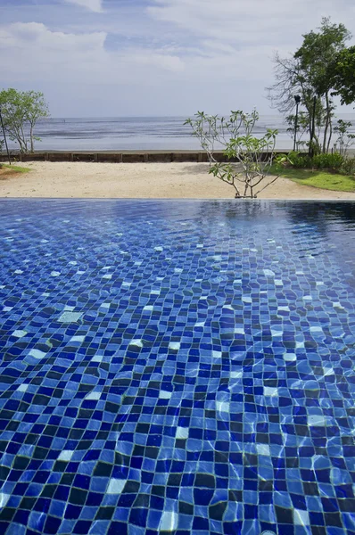 Piscina con vistas al mar —  Fotos de Stock