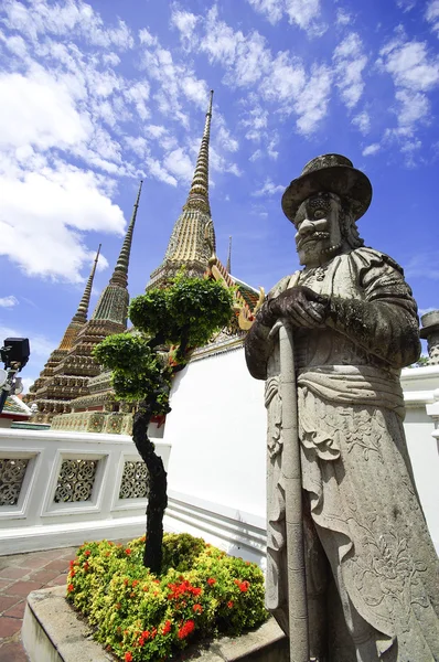 Standbeeld van man op wat pho in bangkok thailand — Stockfoto