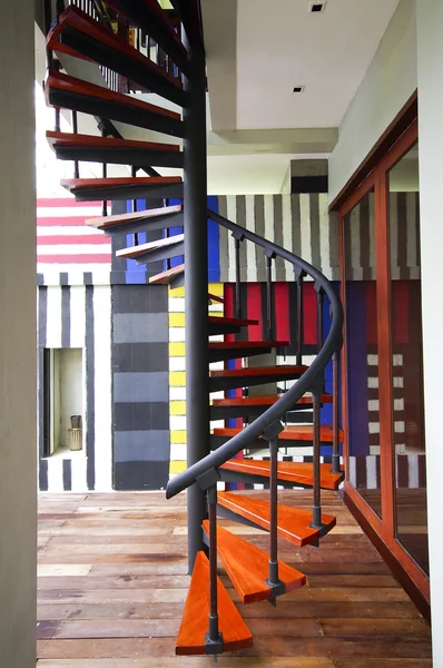Escadaria curva colorida — Fotografia de Stock