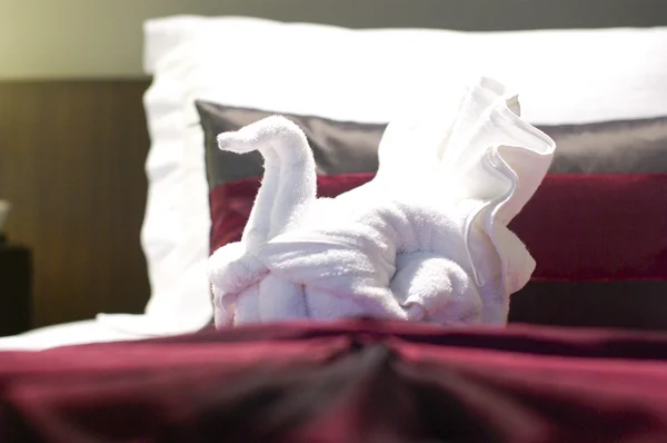 Bröllopssvit säng dekorerad med blommor och handdukar — Stockfoto