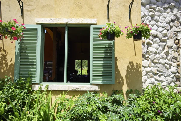 La ventana verde abierta en la pared amarilla —  Fotos de Stock