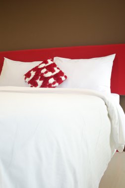 yastık ve yatak gece bir otel odasında