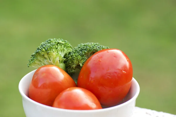 Tomate y brócoli en tazón blanco —  Fotos de Stock