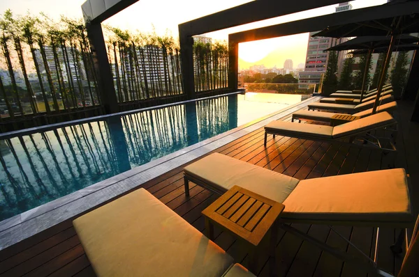 Pool mit Stuhl auf dem Dach des Hotels — Stockfoto