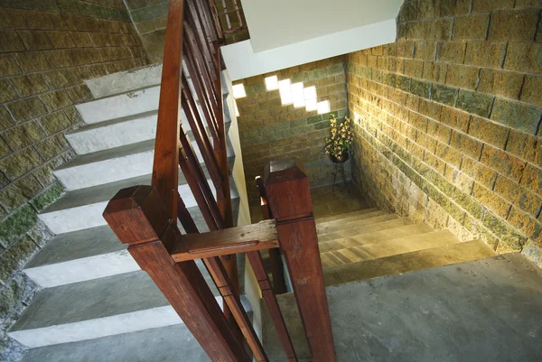 Винтажная лестница в замке — стоковое фото