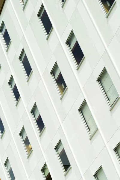 Fachada de un moderno edificio de oficinas con ventanas de cristal simétricas —  Fotos de Stock
