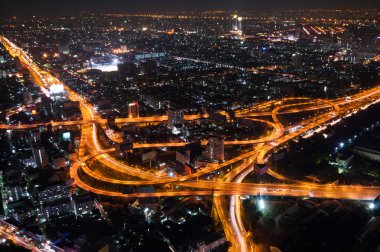 Bangkok cityscape ekspres yol ve otoyol üstten görünüm akşam, inci