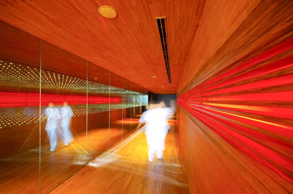 Abstrakt belysning trä gångväg i restaurang — Stockfoto