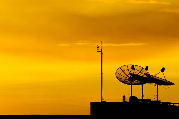 Satellietschotel bij zonsondergang — Stockfoto