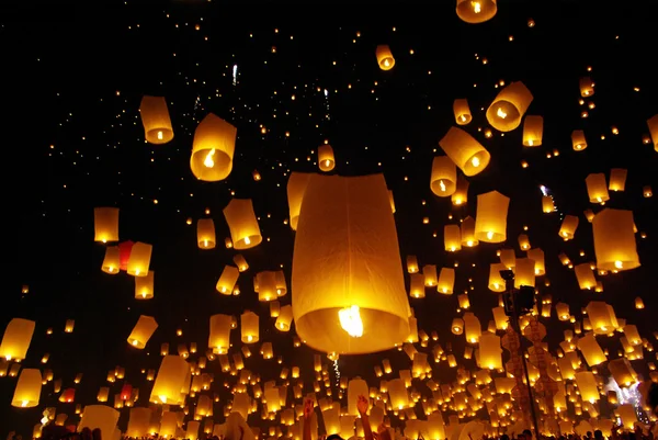 Balão de fogo yeepeng no norte da Tailândia chiangmai — Fotografia de Stock