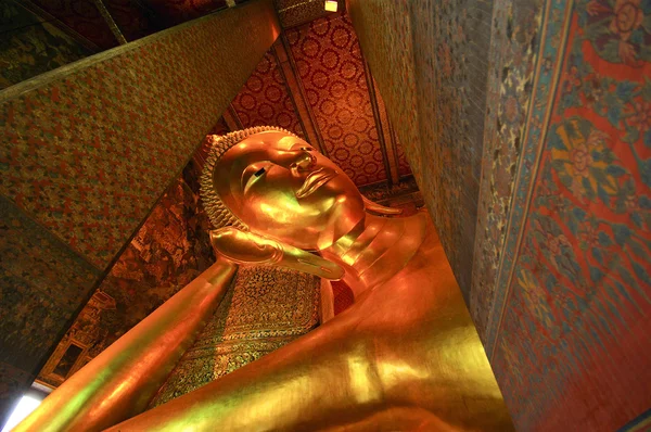 Liggande buddha staty i thailand buddha templet wat pho, Asien — Stockfoto