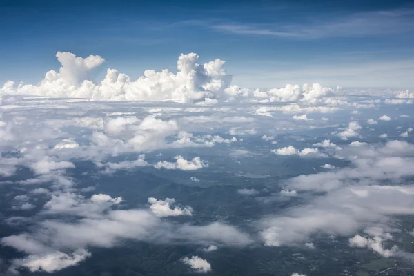 Cielo azul perfecto montaña de nubes desde gran altitud — Foto de Stock