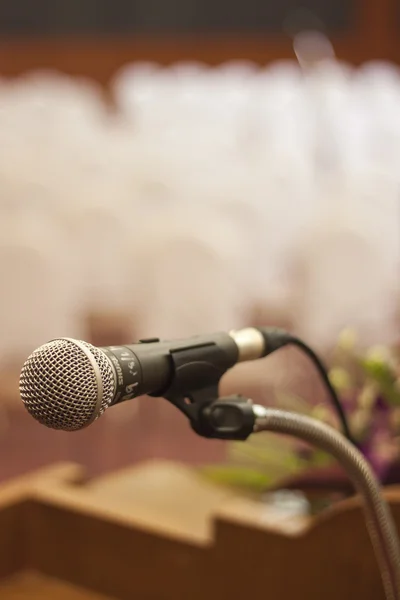 Närbild av mikrofon i konsertsal eller konferensrum — Stockfoto