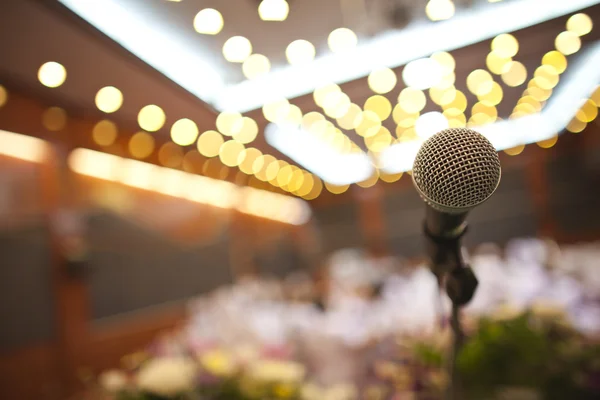 Großaufnahme des Mikrofons im Konzertsaal oder Konferenzraum — Stockfoto