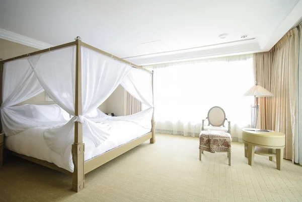Ročník posteli v hotelovém pokoji — Stock fotografie