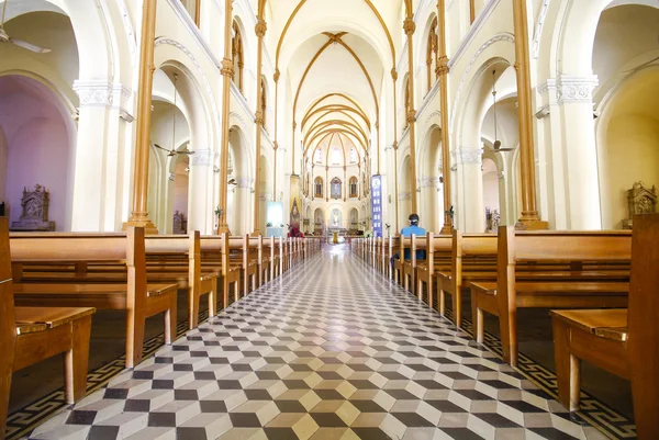 Inredning och tak av historisk byggnad saigon notre-dame basilikan i ho chi minh city, vietnam — Stockfoto