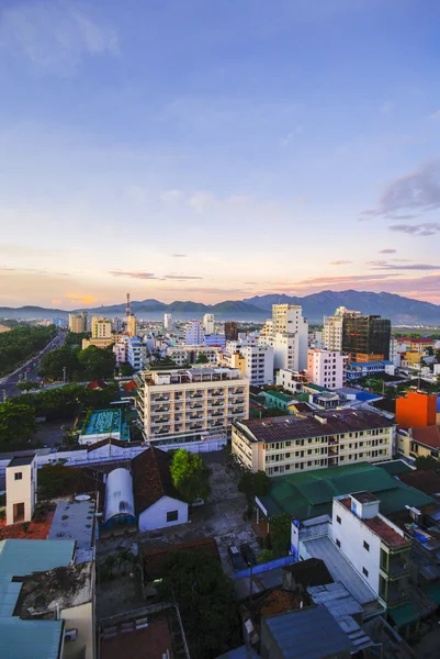 Bergszene, Tropen, Pazifik Ozean Stadtblick, natrang vietna — Stockfoto