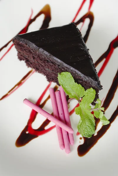Chocolate cake met snack op schotel — Stockfoto