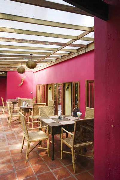 Vieja silla y mesa de madera vintage en restaurante — Foto de Stock