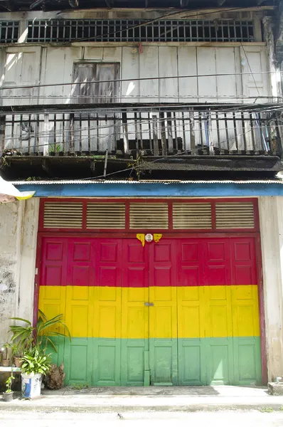 Renkli eski evin kapısını — Stok fotoğraf