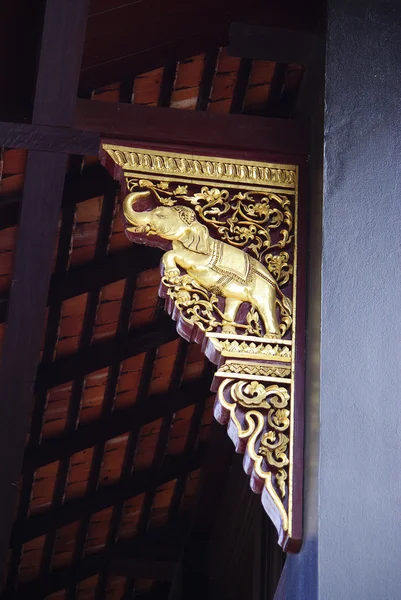 Traditionele Thaise beeldende kunst op een venster en het dak tempel chiangmai — Stockfoto