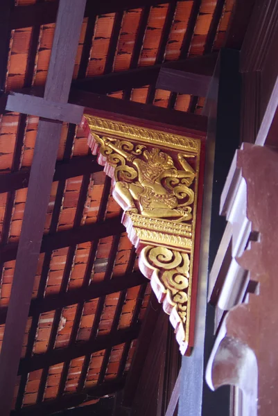 Arte tradicional tailandés en una ventana y techo Temple Chiangmai — Foto de Stock