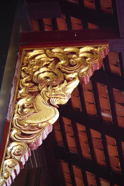 Belle arti tailandesi tradizionali su una finestra e un tetto Tempio Chiangmai — Foto Stock