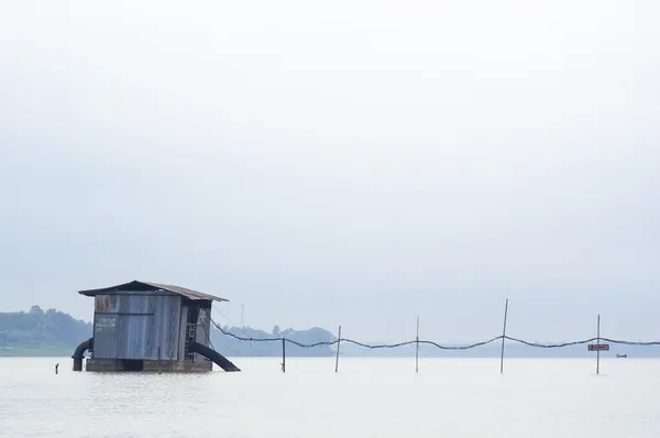 Cabana de pesca em um lago durante o nascer do sol — Fotografia de Stock