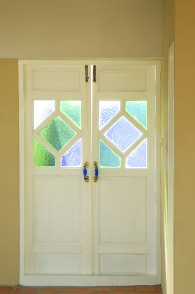 Vintage witte deur met kleur glas in huis — Stockfoto