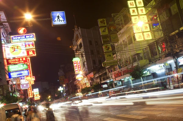 BANGKOK - AUGUST 26 : Tourists walk by at Yaowarat Road August 2 — Stock Photo, Image