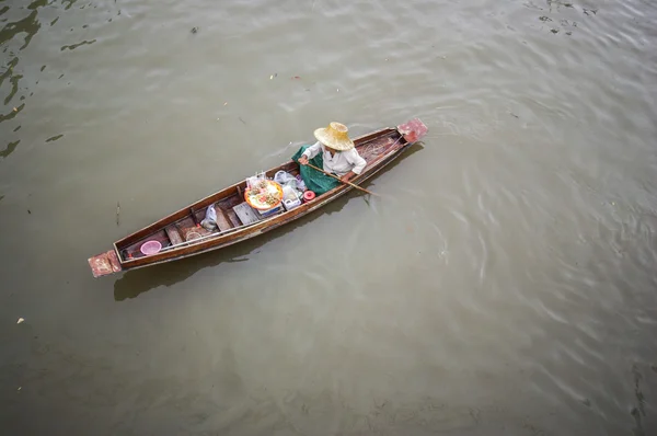 Amphawa schwimmender Markt. eine sehr berühmte Sehenswürdigkeit nicht weit von — Stockfoto