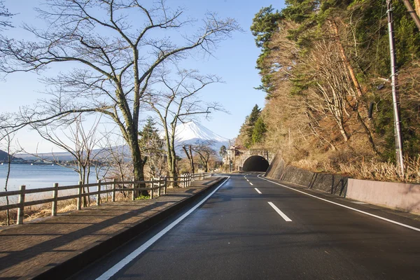 Silniční tunel v Japonsku s mt fuji view a jezero — Stock fotografie