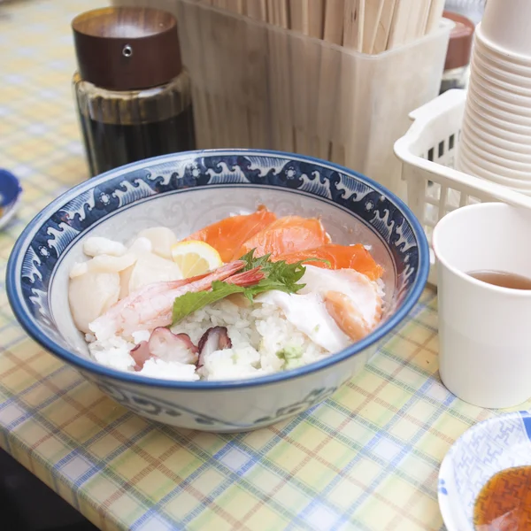 Sushi rýže misky naplněné kreveta tuňáka, lososa a zelenina — Stock fotografie