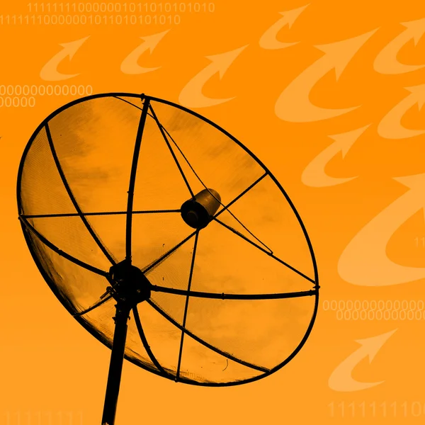 Satellitenschüssel Sendedaten auf orangefarbenem Hintergrund — Stockfoto