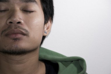 Beyaz arka plan üzerinde huzurlu bir adam