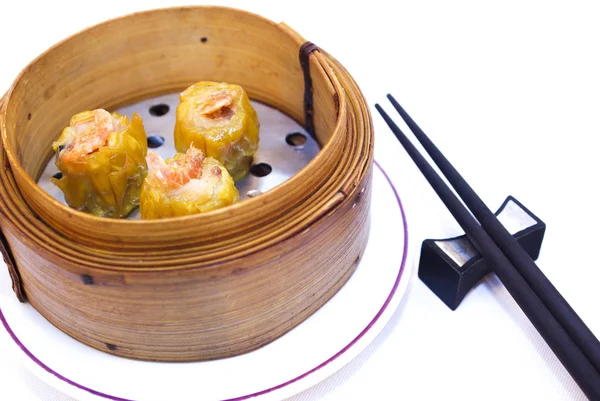 Chinese dim-sum in bamboe steamer — Stockfoto