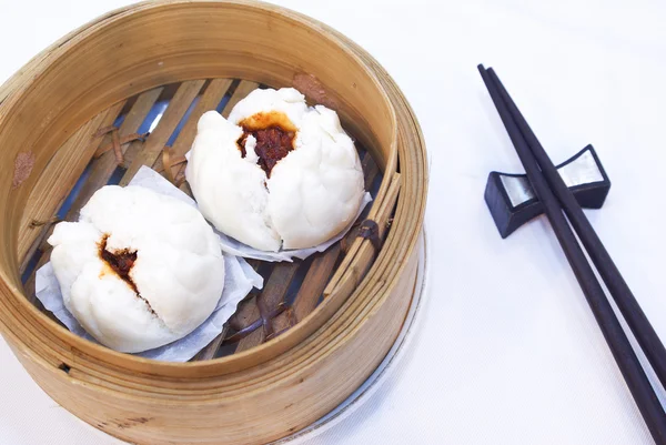 Chinesischer Dim Sum im Bambusdampfer — Stockfoto